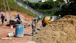 Obras avan&ccedil;am para constru&ccedil;&atilde;o de nova unidade escolar no local da antiga Emeb Tom Jobim em Ferraz