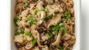 Novos pratos: conhe&ccedil;a o risoto japon&ecirc;s com cogumelos e a salada de mifun no Akimatsuri