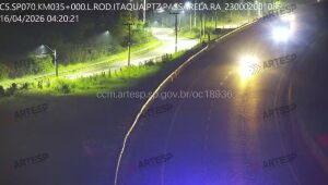 Carro atropela pedestre e foge sem prestar socorro na Ayrton Senna, em Itaqu&aacute;