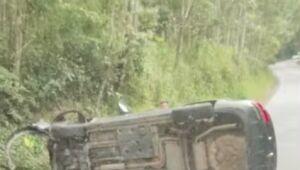 Colis&atilde;o entre dois carros deixa jovem morto na Estrada do Nagao, em Mogi