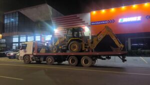Homem &eacute; preso na Mogi-Bertioga transportando uma retroescavadeira furtada 