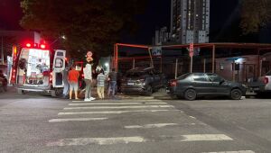 Ve&iacute;culo perde controle e bate contra port&atilde;o de estacionamento em Suzano
