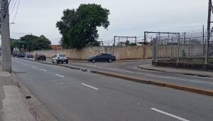 Carro bate em poste e interdita avenida em Mogi