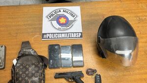 Trio &eacute; preso com carro roubado e r&eacute;plica de arma de fogo em Suzano