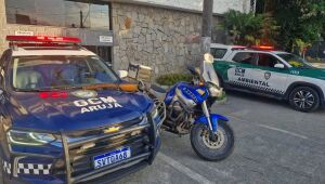 GCM de Aruj&aacute; localiza motocicleta roubada e apreende arma de fogo no bairro Canjicas