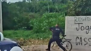 GCM de Mogi &eacute; afastado ap&oacute;s jogar bicicleta de entregador em c&oacute;rrego 