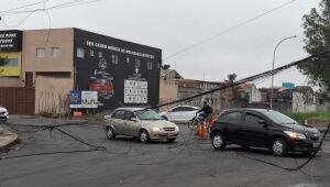Fios ca&iacute;dos na Avenida Roberto Simonsen causam transtorno em Suzano