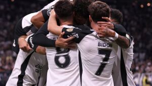 Corinthians derrota Pe&ntilde;arol para seguir 100% na Libertadores