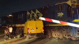 Trem de carga da MRS atinge van e moto na cancela da Índio-Tibiriçá