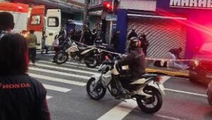 Cinco pessoas ficam feridas após moto ser atingida por caminhonete na Avenida dos Bancos em Mogi