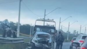 Motorista morre ap&oacute;s perder controle, atingir mureta e bater em van em Itaqu&aacute;