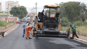 Aplicação de asfalto na Vila Figueira avança com obras na rua Shoichi Masuda