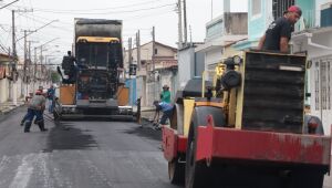 Plano de pavimentação avança para a Vila Figueira com obras nas ruas Kaneji Kodama e Shoichi Masuda