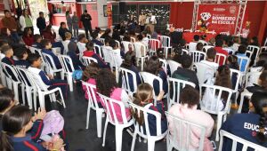 Projeto 'Bombeiro na Escola' forma 185 alunos da rede municipal de ensino