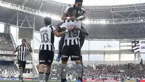 Botafogo vence Corinthians pelo Brasileirão com três de Arthur Cabral