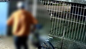 C&acirc;mera de seguran&ccedil;a flagra homem invadindo casa e furtando bicicleta em Suzano