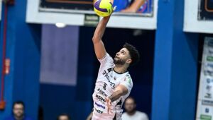 Suzano renova contrato do central Leo Andrade, titular da &uacute;ltima Superliga