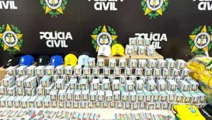RJ: Pol&iacute;cia apreende mais de 200 mil figurinhas falsificadas da Copa