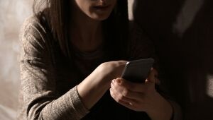 Denúncias de violência digital contra mulher crescem 375%, apontam dados do Ligue 180