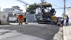 Prefeitura aplica novo asfalto no trecho da rua Ip&ecirc;s entre as avenidas Bras&iacute;lia e Taia&ccedil;upeba