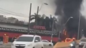 Ônibus com cerca de 20 trabalhadores pega fogo em Poá