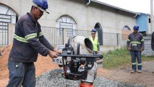 Prefeito acompanha início dos trabalhos de pavimentação no Parque Heroísmo