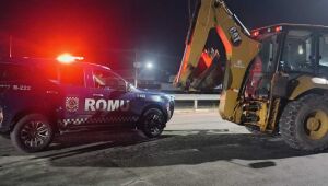 GCM recupera retroescavadeira roubada e prende suspeito na rodovia Índio Tibiriçá