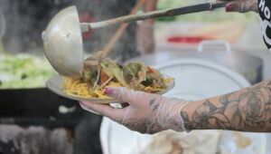 Festa do Yakisoba do Templo Nambei Honganji recebe selo de certificação do Compac