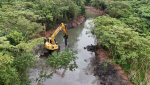 Suzano come&ccedil;a a receber servi&ccedil;os de desassoreamento no rio Guai&oacute;