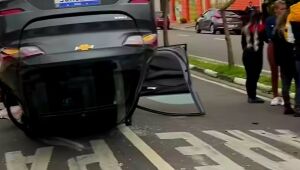 Carro capota em acidente na Avenida Roberto Simonsen