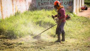Secretaria de Servi&ccedil;os Urbanos intensifica a&ccedil;&otilde;es de limpeza e manuten&ccedil;&atilde;o no Jardim Soeiro em Ferraz
