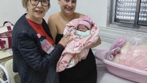 Primeira crian&ccedil;a nascida na Santa Casa de Mogi no Domingo das M&atilde;es ganha enxoval 