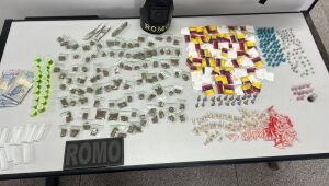 GCM prende suspeito de tr&aacute;fico e apreende 432 por&ccedil;&otilde;es de drogas