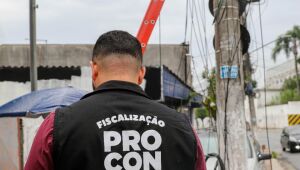 Fiscalização integrada identifica irregularidade em instalação de fiação na Rua Iijima em Ferraz