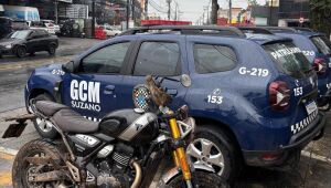 GCM recupera moto roubada e detém dois suspeitos no Miguel Badra