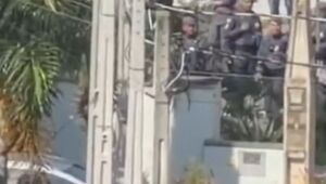 Homem atira dentro de condom&iacute;nio e deixa mulher ferida em Mogi