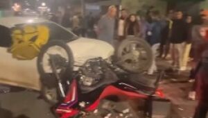 Motociclista fica ferido após bater em carro em Itaquá