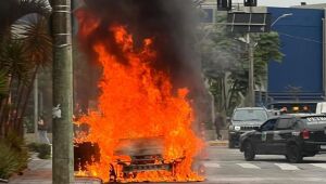 Carro pega fogo em Mogi