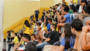 Ferraz entra no clima da Copa com tel&atilde;o gigante, comidas t&iacute;picas e troca de figurinhas