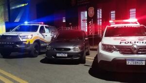 Dupla bate carro furtado em pilar de concreto durante tentativa de fuga em Guararema