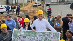 Saulo Souza e Natália Resende confirmam conclusão da rede de esgoto na Vila São Francisco neste ano