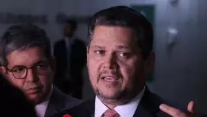 Alcolumbre mant&eacute;m PEC 6x1 travada em semana esvaziada no Senado