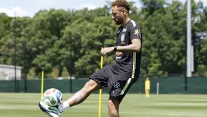 Neymar volta a treinar com a seleção a 2 dias do jogo contra o Haiti