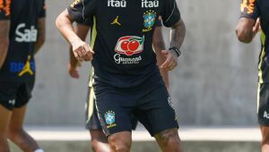 Para 'otimizar' recuperação, Neymar está fora do jogo contra o Haiti