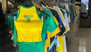 Vendas de camisas da sele&ccedil;&atilde;o brasileira disparam nas lojas esportivas em Suzano