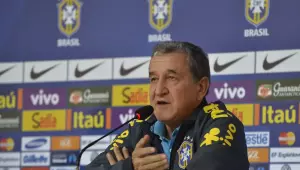 Técnico do tetra, Parreira apresenta melhora, mas permanece na UTI
