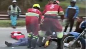 Casal cai de moto e fica ferido na Rodovia Presidente Dutra em Santa Isabel