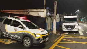 Homem &eacute; preso ap&oacute;s dirigir caminh&atilde;o roubado em Itaqu&aacute;