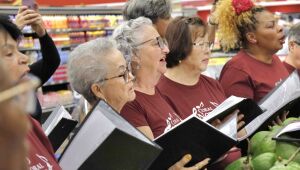 Coral do CCMI encanta com apresentação de Dia dos Namorados em supermercado