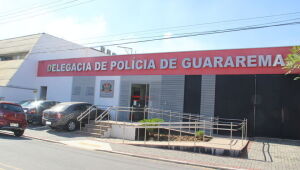 Homem é preso após agredir companheira e arremessar celular na rua em Guararema